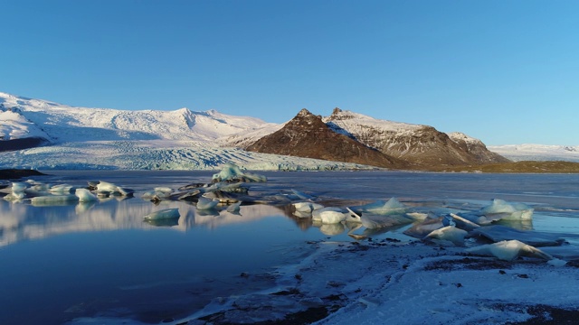 围绕冰岛的冰山Jokulsarlon冰川湖旋转视频素材