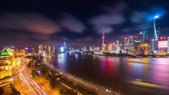 高处俯瞰上海地标外滩与黄浦江夜景的过渡视频素材