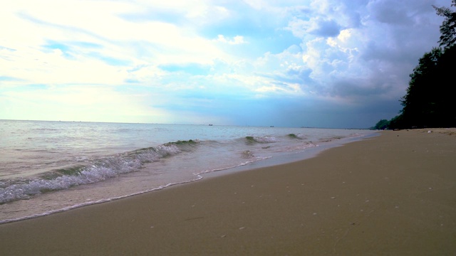 风景海滩和海浪与蓝天视频素材