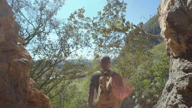 一名男子穿过Cueva de la vaca洞穴，Viñales，古巴视频素材