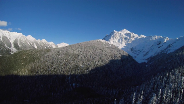 用无人机拍摄白雪覆盖的山峰视频素材