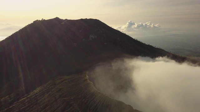 空中拍摄的活火山火山口。日出印度尼西亚。视频素材