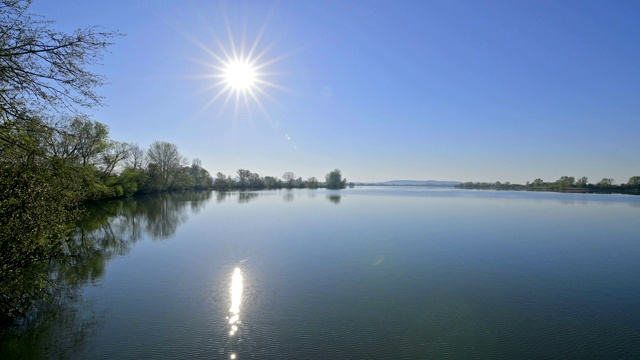 Lake Altmühlsee at sunrise in spring, Muhr am See, Gunzenhausen, Franconian Lake District, Central Franconia, Bavaria, Germany视频素材