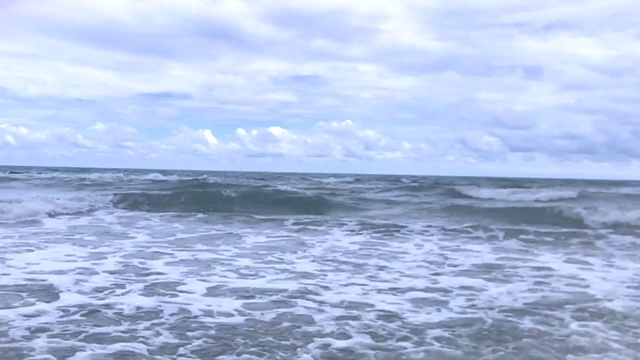 早晨，海浪和蓝天视频素材