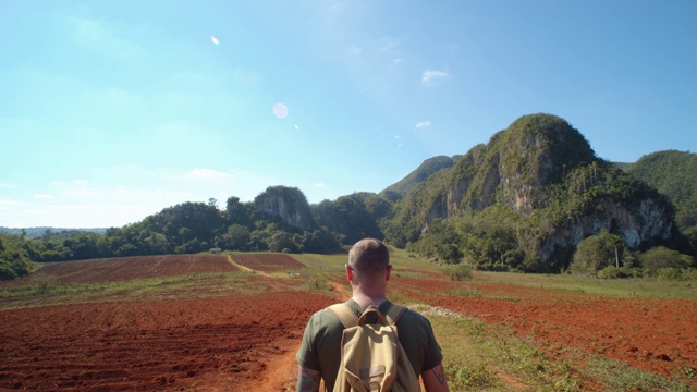 一名男子背包徒步旅行Viñales山谷，古巴视频素材