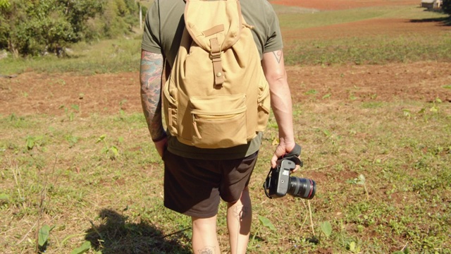 有纹身的男子旅行者在Viñales山谷徒步旅行视频素材