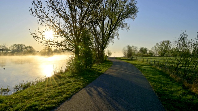 德国巴伐利亚州，Franconia中部，Gunzenhausen, Muhr am See，春天日出时的湖上小路Altmühlsee视频素材