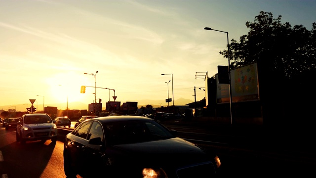 晚上的交通。斯科普里日落时分高速公路上的汽车。美丽迷人的城市夜景，有红色、黄色和蓝色的天空。市中心的日落。视频素材