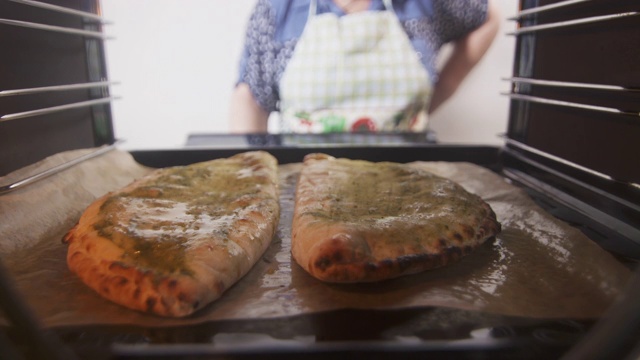 用烤箱烹制意大利馅披萨馅饼视频素材