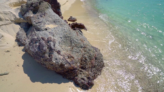 白色沙滩的一个异国情调的热带海滩，在热带白色沙滩上海浪打破的观点。夏季自然景观，局部岛屿视频素材