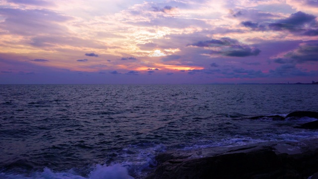 色彩斑斓的日落在热带海滩海的海滩上，泰国的热带天堂海滩视频素材