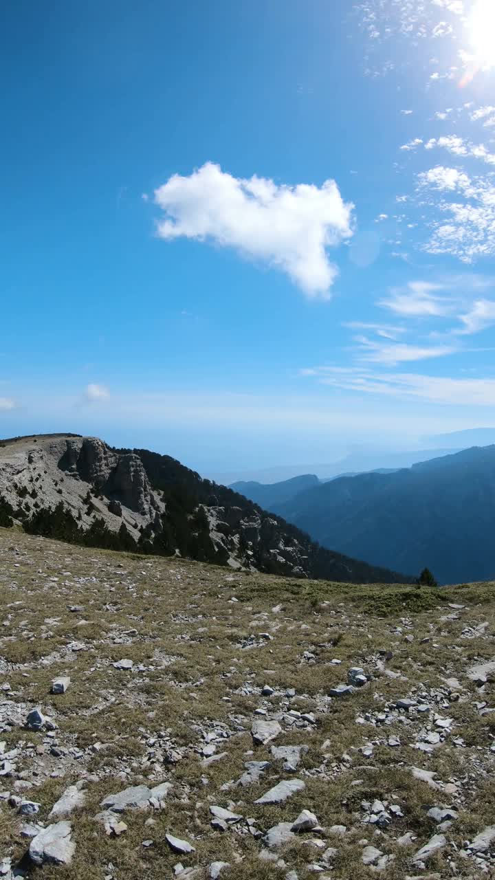 夏季希腊奥林匹斯山脉全景，垂直方向视频素材