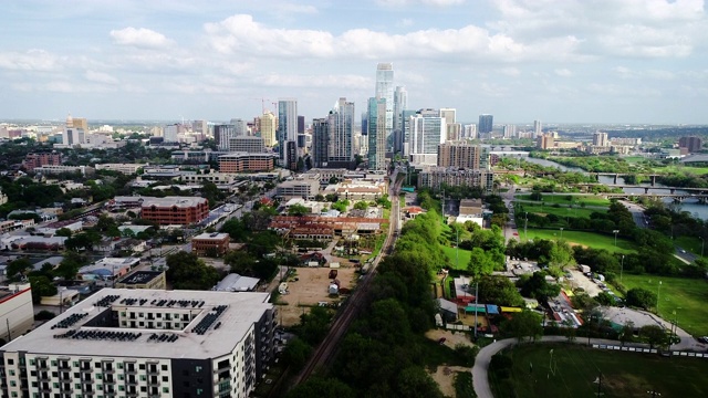 新冠肺炎疫情封锁期间，铁路和城市空空如也视频素材