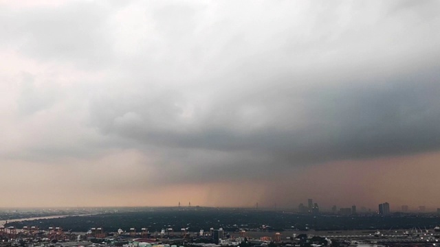 时间流逝，暴雨在城市上空肆虐。视频素材