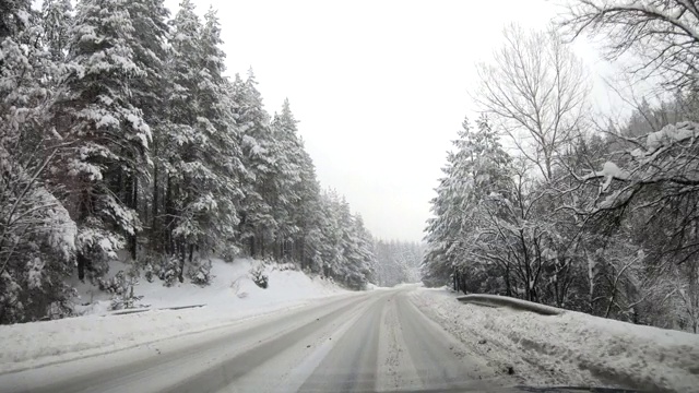 冬天开车——在雪山路上开车视频素材