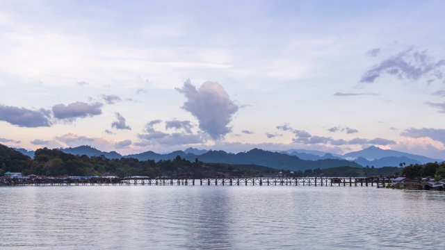 泰国北碧府，sonalia河上的monbridge，乡村最长的木桥，Sangkhlaburi傍晚的水库大坝，泰国;放大-时间流逝视频素材