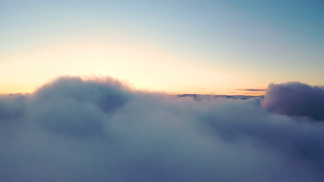 时间流逝美丽的蓝天与云彩的背景。白云与蓝天的时间流逝。在日落时穿越移动的云景。纹理的云。全景。云在运动视频素材