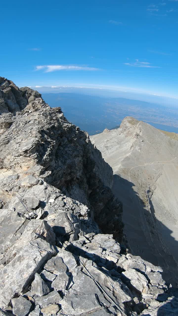 攀登pov，攀登Mytikas，奥林匹斯山最高和最危险的山峰，垂直方向视频素材