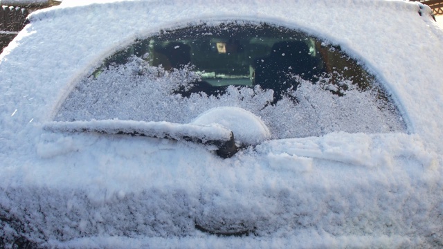 后刮水器清除汽车后窗上的雪视频素材