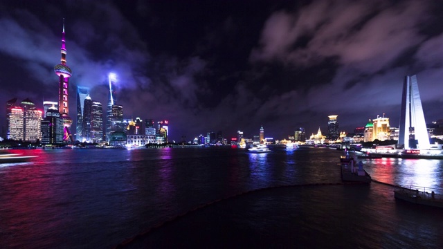 滨水景观是上海地标大厦与黄浦江外滩夜景的过渡视频素材