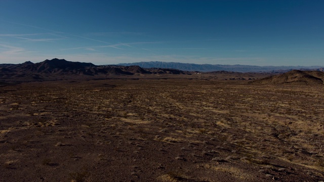 中午矿山望向阿瓦茨山脉- Tecopa, CA -日出-时间流逝视频素材