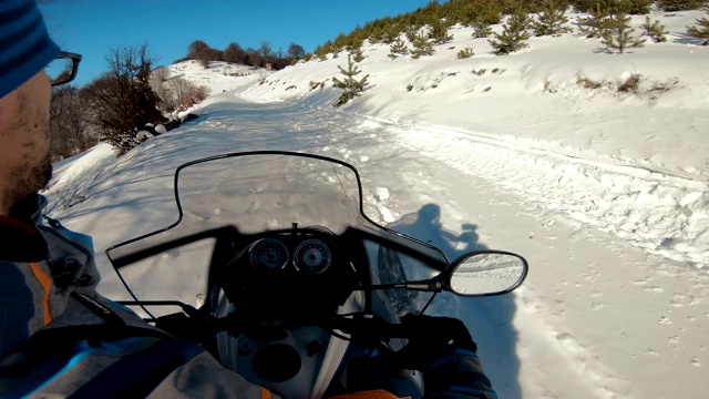 人们在冬天的山上开雪地摩托视频素材