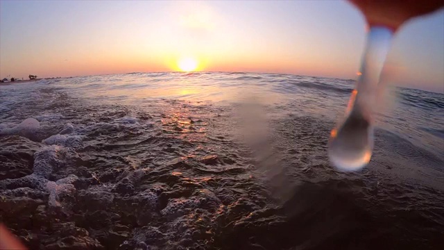 日落，日出，在海上破晓。水和海浪的海洋景观视频素材