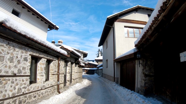 石头铺装的街道在旧城班斯科，保加利亚的冬天视频素材