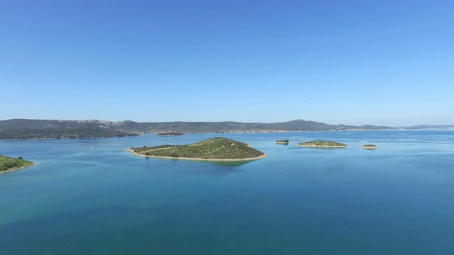 在晴朗的日子里，在海面上的小岛屿的航拍，无人机在水面上上升-比奥格拉德，克罗地亚视频素材