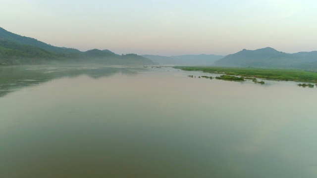 空中拍摄的山和河流对天空日落，无人机飞向前的水-琅勃拉邦，老挝视频素材