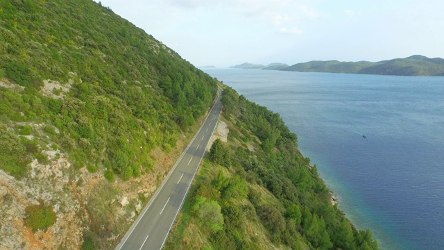 航拍的道路上美丽的绿色山海边-杜布罗夫尼克，克罗地亚视频素材