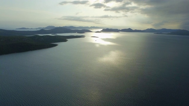 空中倾斜拍摄田园诗般的大海对着天空，无人机正在飞越美丽的海洋-杜布罗夫尼克，克罗地亚视频素材