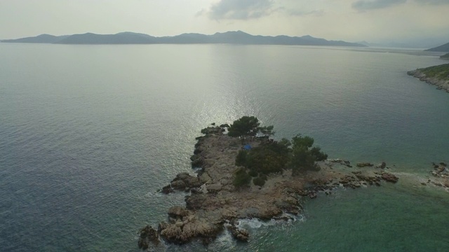 空中倾斜拍摄美丽的海洋对天空，无人机正在飞越海洋-杜布罗夫尼克，克罗地亚视频素材