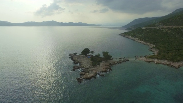 空中摇摄美丽的海洋对天空，无人机正在海上飞行-杜布罗夫尼克，克罗地亚视频素材