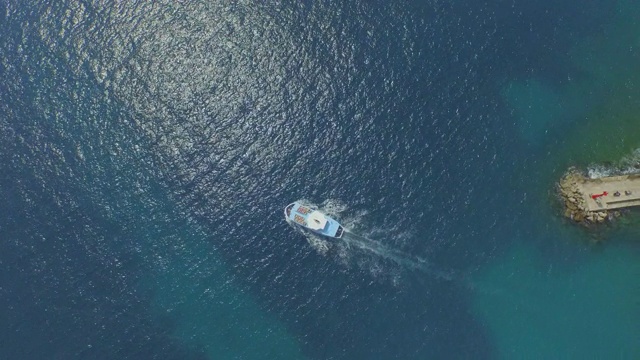 空中摇摄渡轮在海上移动，无人机在海洋上空盘旋-杜布罗夫尼克，克罗地亚视频素材