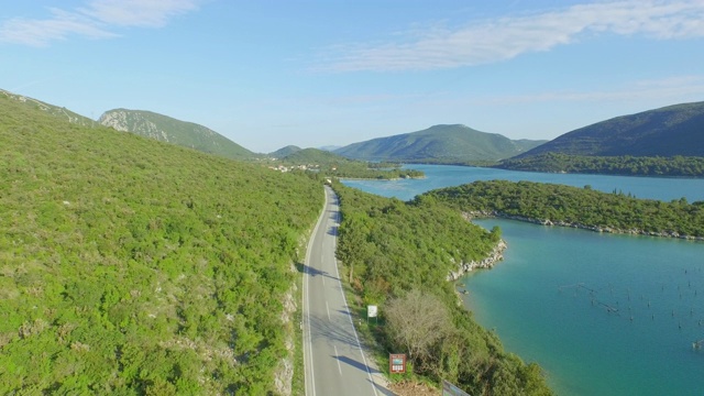 空中拍摄从海上到天空山上的空道路，无人机正在克罗地亚的斯通降落视频素材