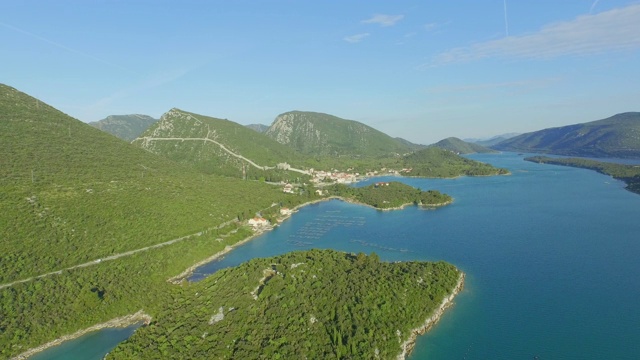 空中平移拍摄美丽的山脉从海上对天空-斯顿，克罗地亚视频素材