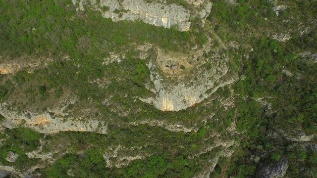 航拍的岩石山与绿色植物在森林，无人机飞越山谷- Krka，克罗地亚视频素材