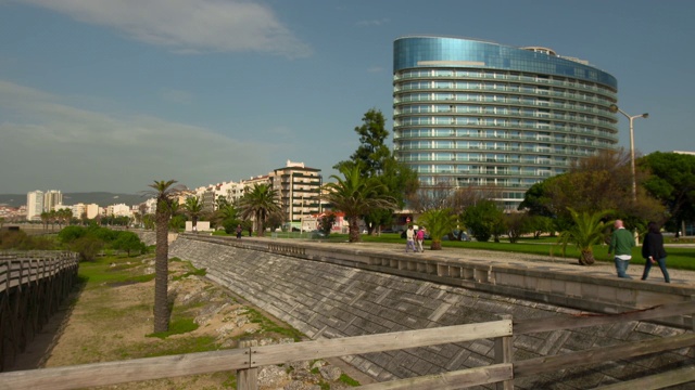 葡萄牙Figueira da Foz，封锁拍摄了人们在城市的人行道上行走的画面视频素材