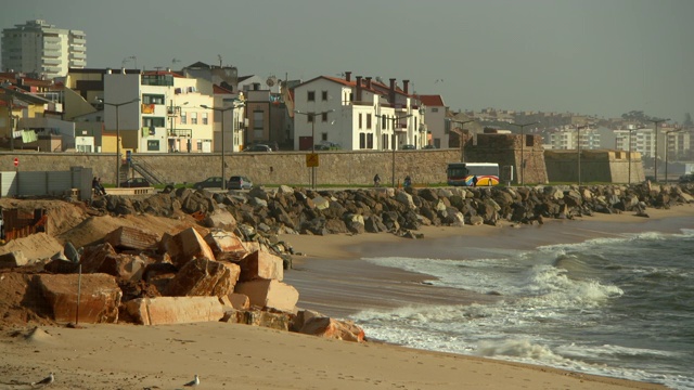 葡萄牙Figueira da Foz市的海滩上，被封锁的海浪冲向海岸视频素材