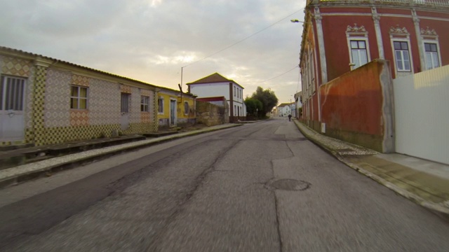 日落时分，在房屋中对着天空的道路拍摄的POV - Figueira da Foz，葡萄牙视频素材