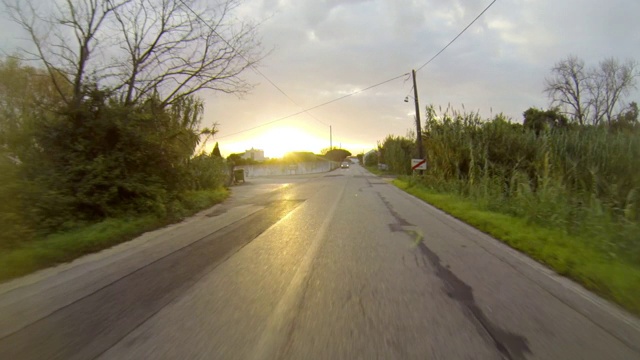 日落时多云天空下的道路拍摄-菲格埃拉达福斯，葡萄牙视频素材