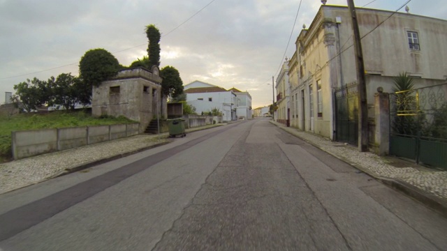 日落时分，在多云天空下的建筑物中拍摄的道路-菲格埃拉达福斯，葡萄牙视频素材