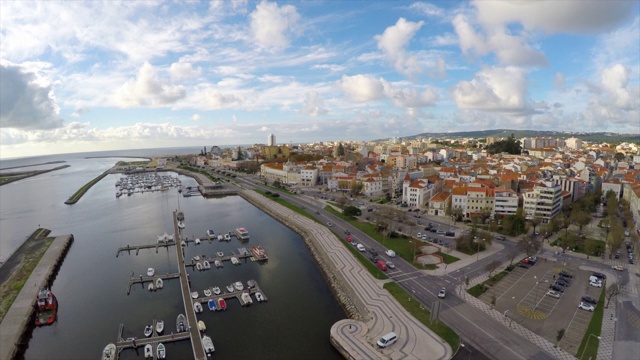 航拍的城市景观对多云的天空，无人机正在向上飞- Figueira da Foz，葡萄牙视频素材