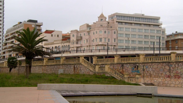 葡萄牙Figueira da Foz，天空下的城市建筑的封锁镜头视频素材