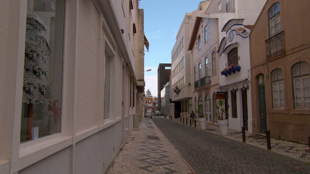 葡萄牙Figueira da Foz市高楼间狭窄街道的封锁镜头视频素材