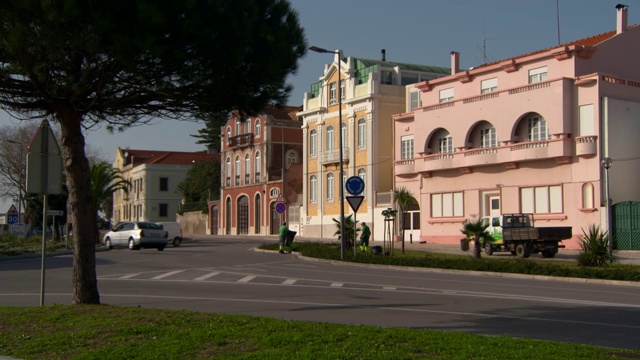 在阳光明媚的日子里，葡萄牙Figueira da Foz城市街道上的车辆被封锁视频素材