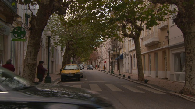 葡萄牙Figueira da Foz城市街道上的车辆和行人被封锁视频素材