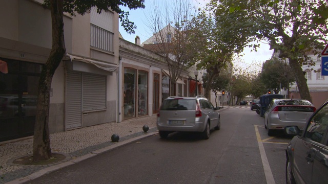 葡萄牙Figueira da Foz市街道上车辆的封锁镜头视频素材