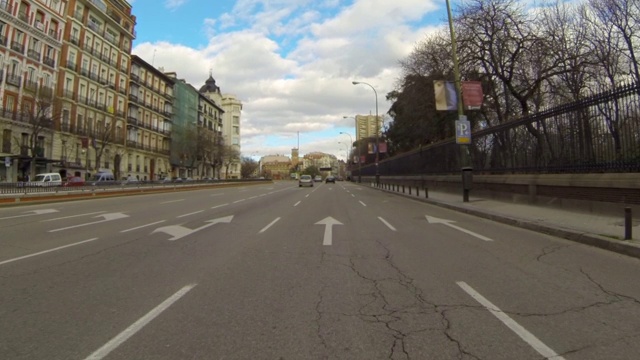 葡萄牙马德里，天空下的城市建筑旁，汽车在道路上移动视频素材